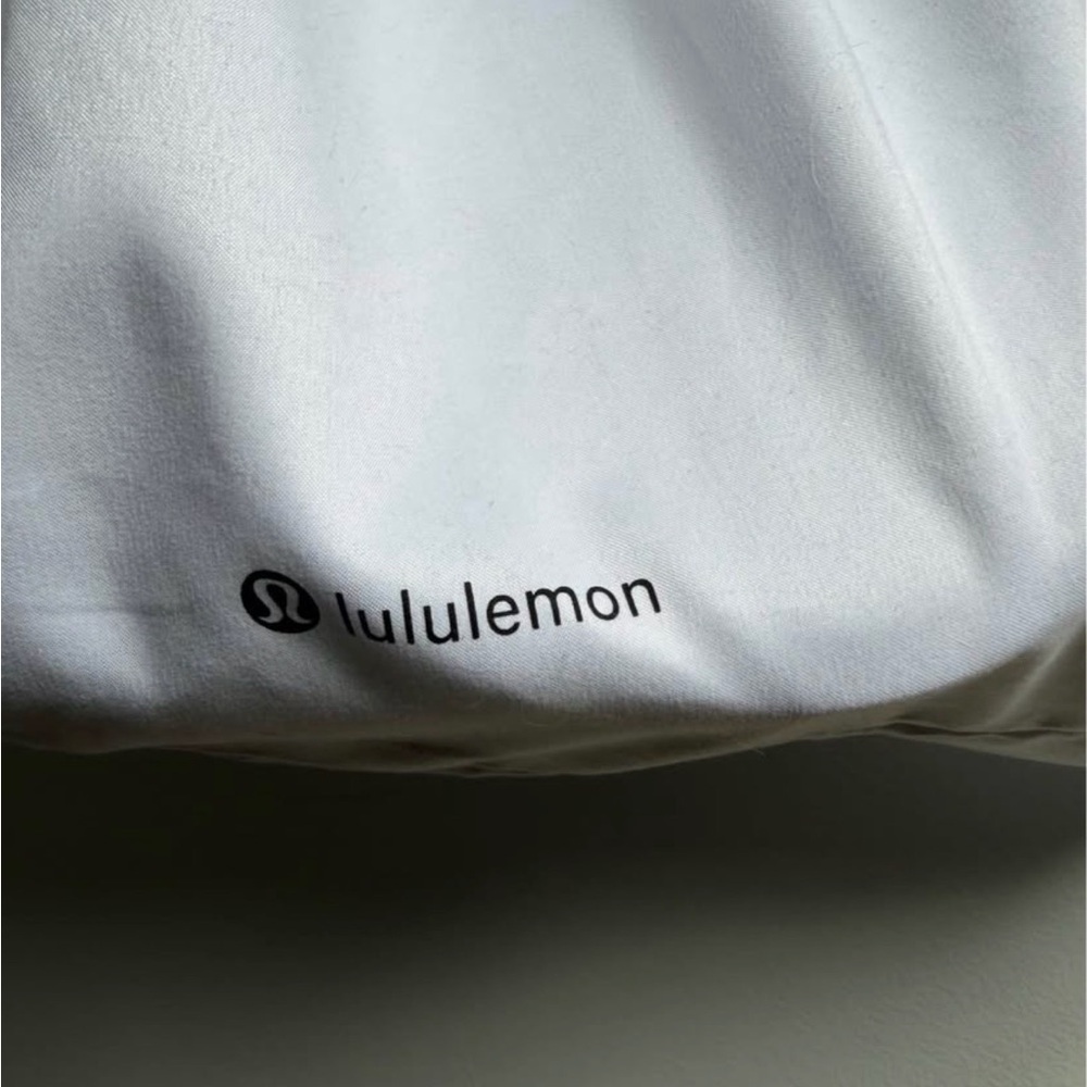 🆕 NWT Lululemon 8L Leather Alternative Bag with Gold Logo Accent - Picture 7 of 7